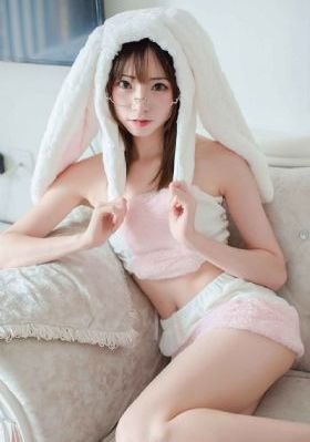 欧美冬季白色大衣街拍_HD720P欧美电影在线