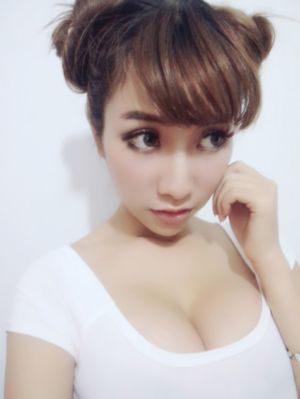 狠狠的撞进去嗯啊h女强男视频_十万网红美女美酱